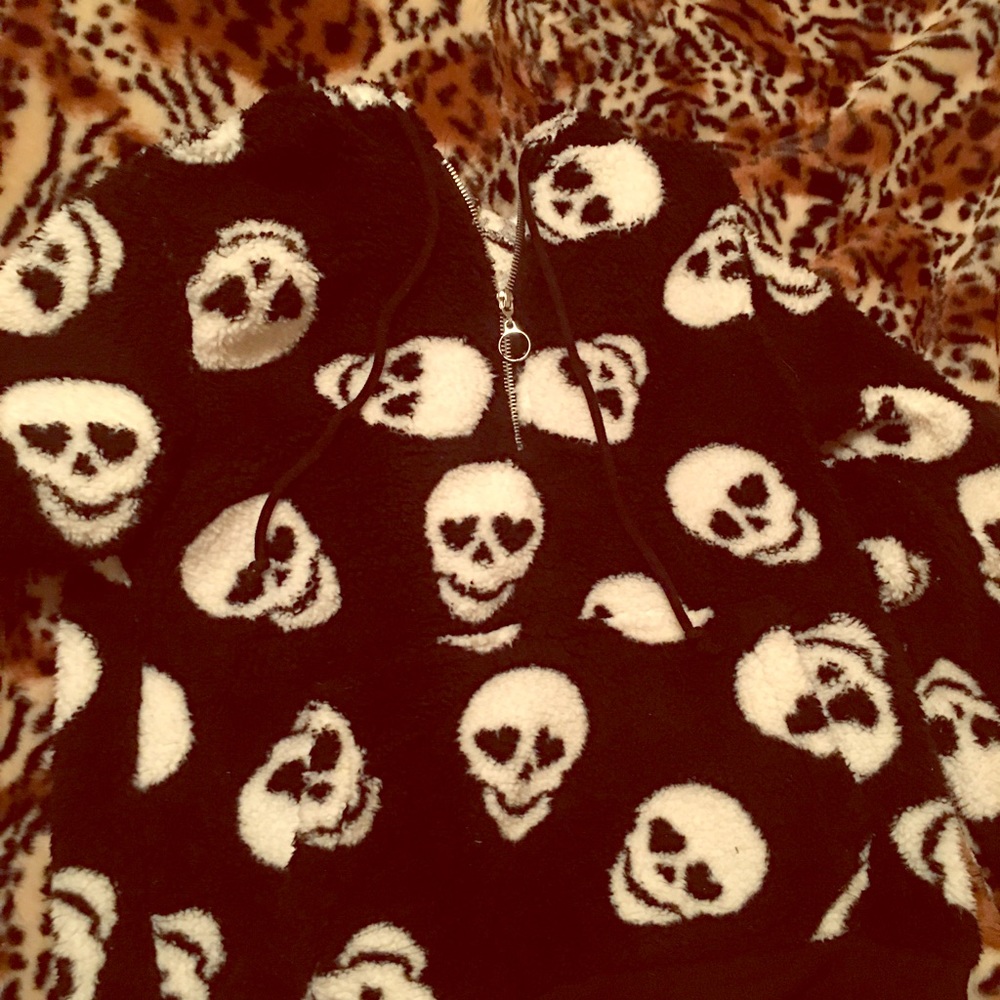 Soft Black Heart Eye Skull Hoodie size medium